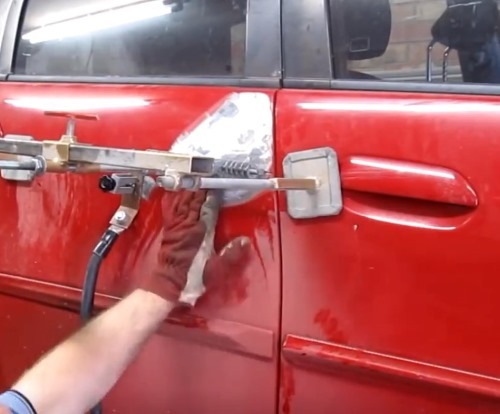 Выполнение ремонта двери авто